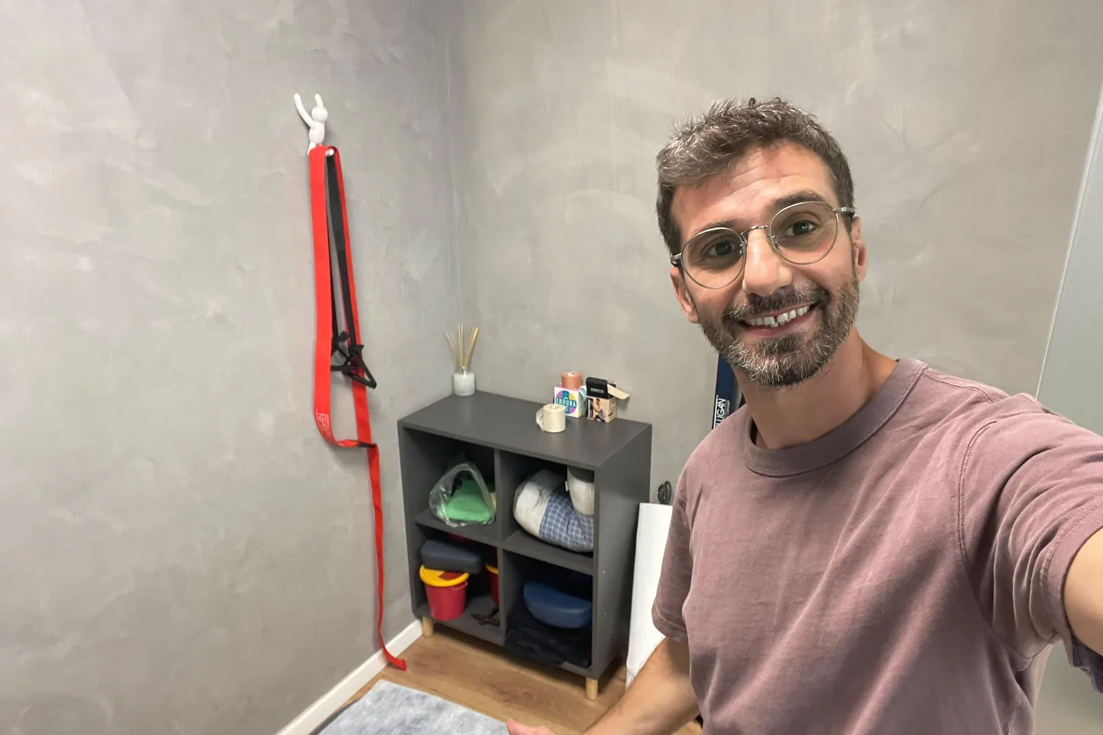 זיו ריחני בחדר הטיפולים בקליניקה, לצד מדף האביזרים